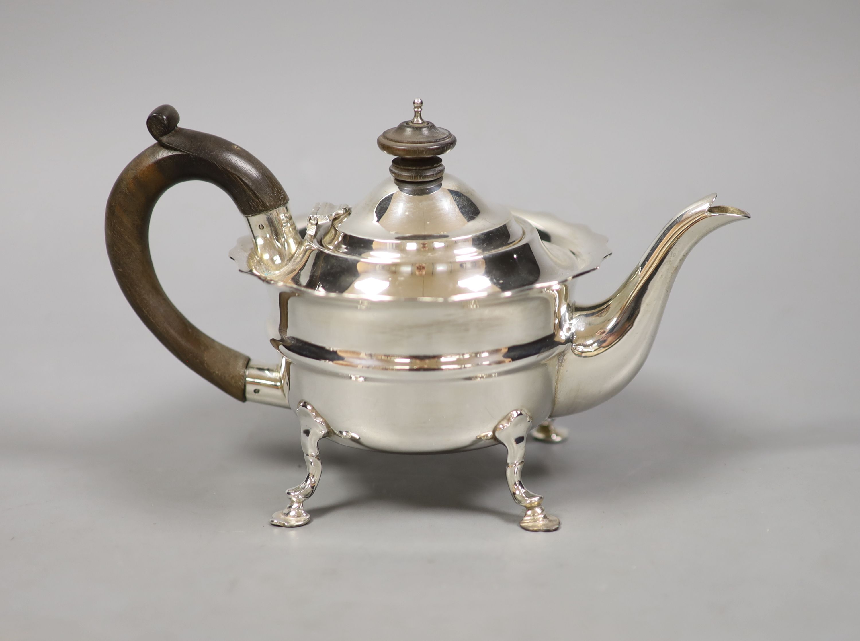 An Edwardian silver three piece tea set, comprising teapot, sugar basin and cream jug, Charles Boyton & Son Ltd, London, 1904